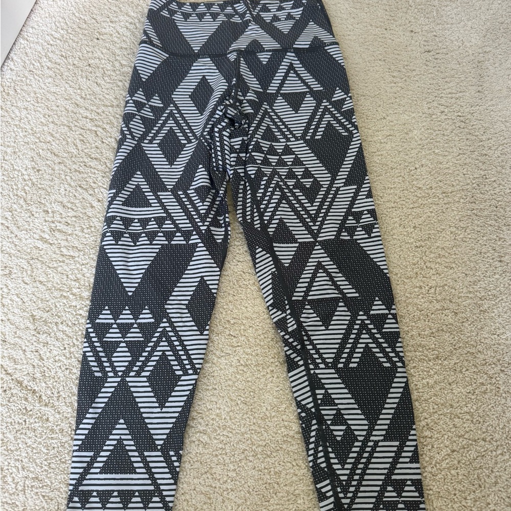 Geometric Patterned Arie Leggings